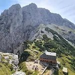 & Glamping Grintovec